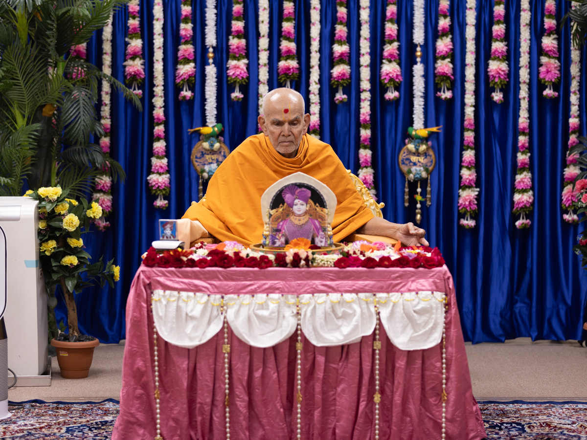 Swamishri turns the mala during his puja