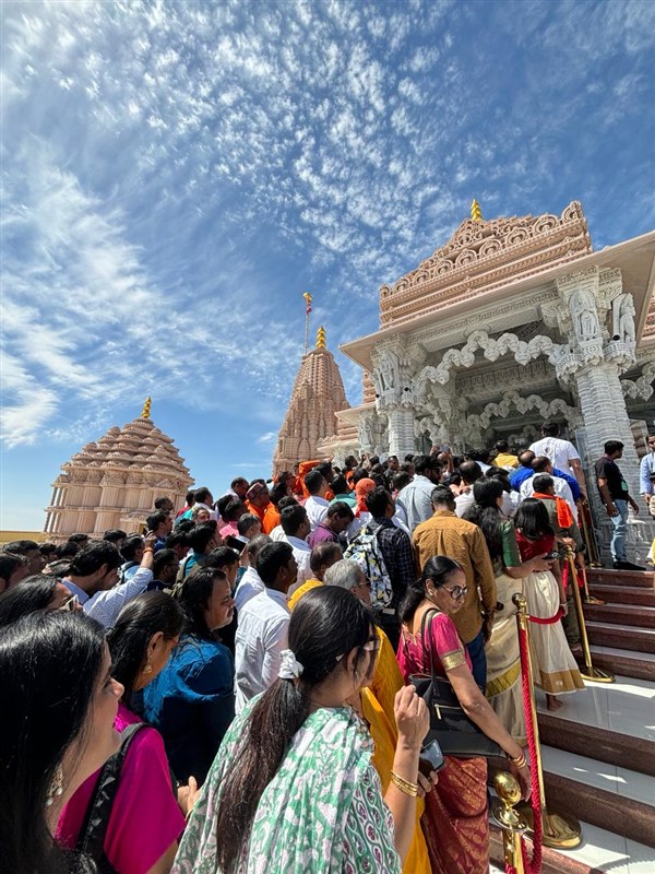 Thousands made their way patiently to the Mandir for darshan