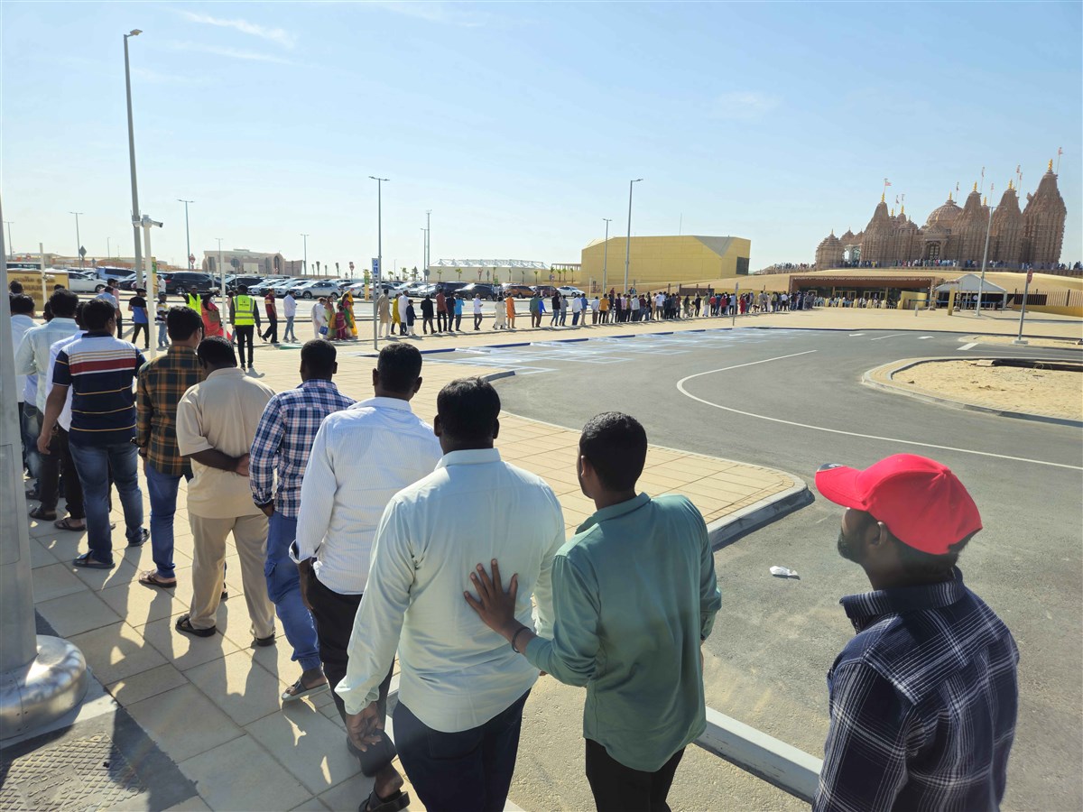 Devotees queued patiently and in an orderly fashion for entry into the Mandir through the Welcome Centre