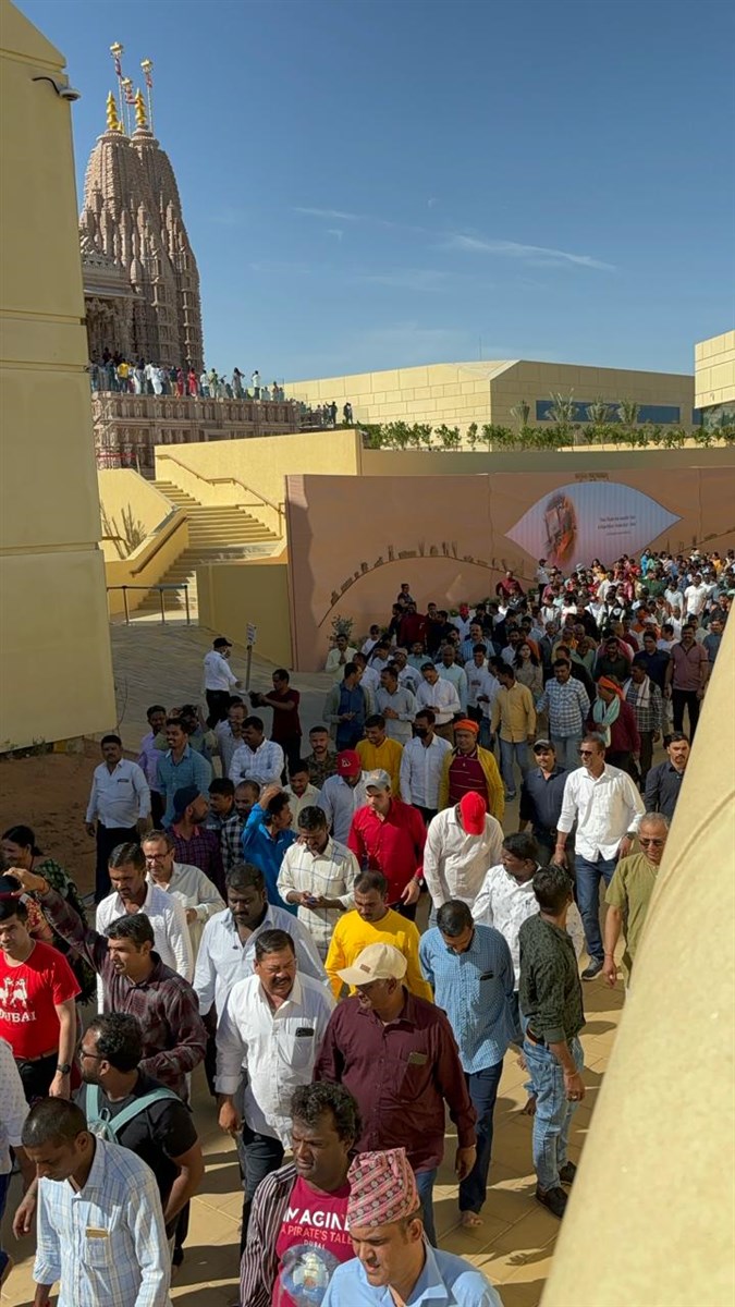 Thousands passed through the Mandir campus on their way to darshan