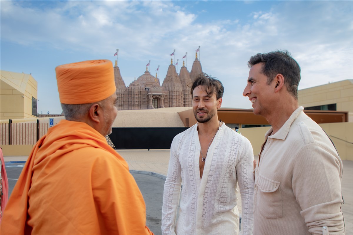 Akshay Kumar and Tiger Shroff Visit Abu Dhabi Mandir