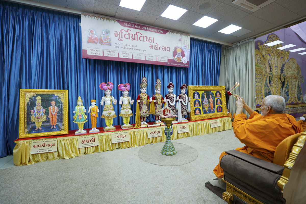 Pujya Mahant Swami Maharaj performs murti-pratishtha