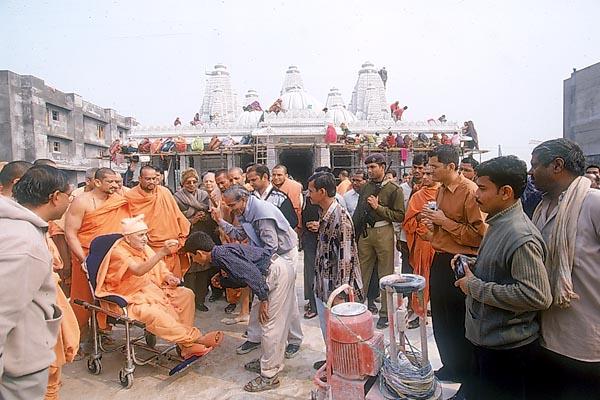 Swamishri blesses a volunteer devotee