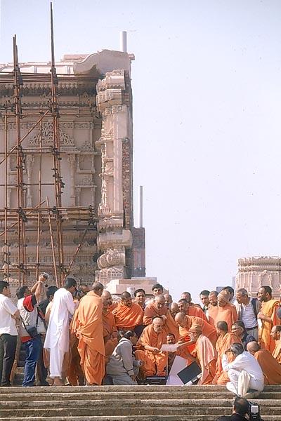  Swamishri observes and discusses the other parts of the complex from the Akshardham podium 