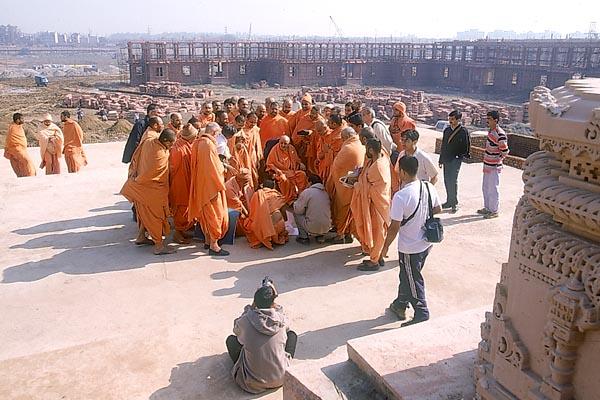 Swamishri discusses about the Akshardham monument with the parikrama in the backdrop