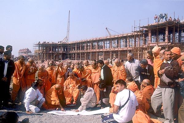 Swamishri observes hall-1 from outside with the parikrama in the background