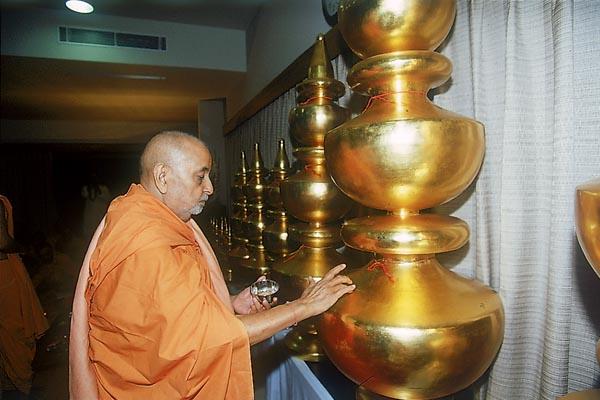 Swamishri performs pujan of kalashas