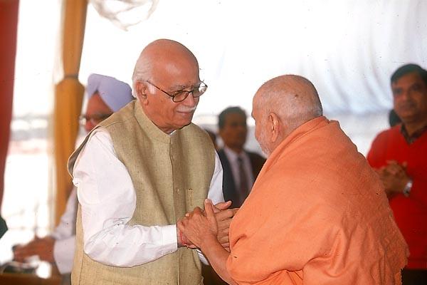 Swamishri meets and blesses Shri L. K. Advani (Deputy Prime Minister, India) 