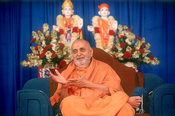  Swamishri blesses the assembly