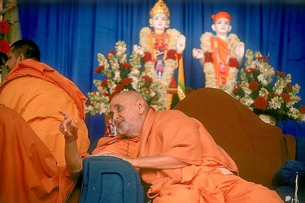  Swamishri introduces the newly initiated parshads to Shri L. K. Advani