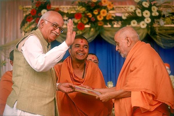 Swamishri offers a momento to Shri L. K. Advani