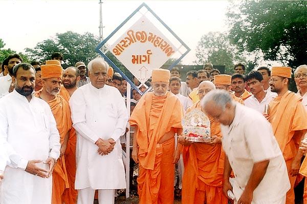 Swamishri with government Minister Shri Narottambhai during the opening ceremony of 'Shastriji Maharaj Marg' in Mahelav 	