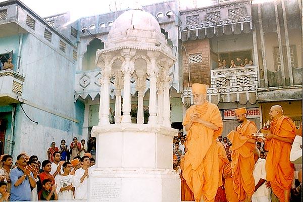 Swamishri performs pradakshina of shrine where Shastriji Maharaj (as Dungarbhai) played the 'maan' and narrated the Mahabharat