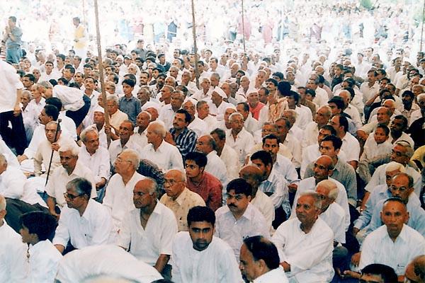 Devotees during satsang assembly on 'Yagnapurush Day'