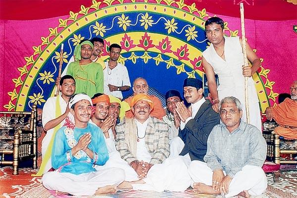 Swamishri with satsangi youths who performed a drama about an incident from the life of Hiramukhi 