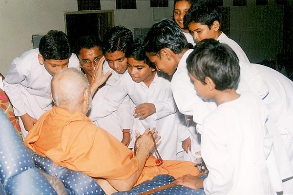 Swamishri blesses the ideal balaks on Children's Day program