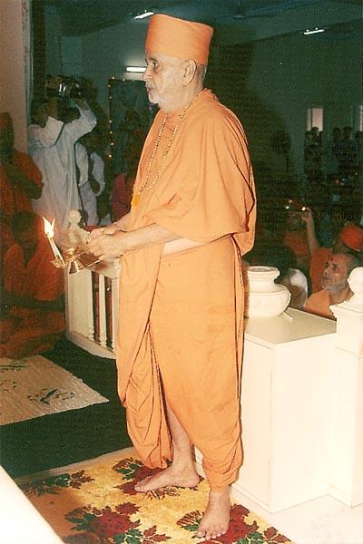 Swamishri performs arti of Thakorji, Ramol