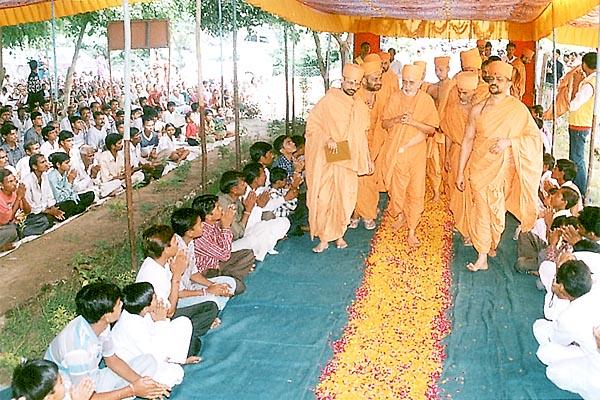 Swamishri is welcomed during his arrival in Virol