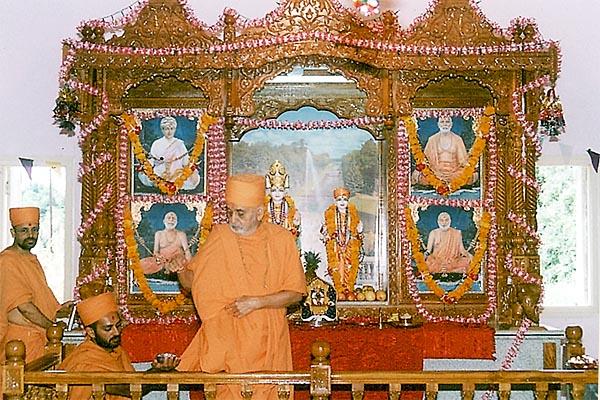 Swamishri performs the pujan rituals of Thakorji at the Shri Swaminarayan Mandir, Virol 