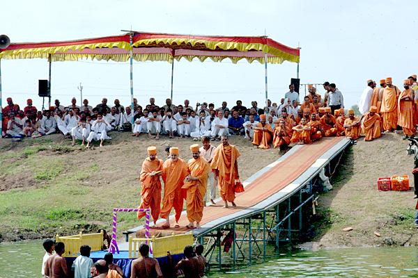 Swamishri arrives for the festival
