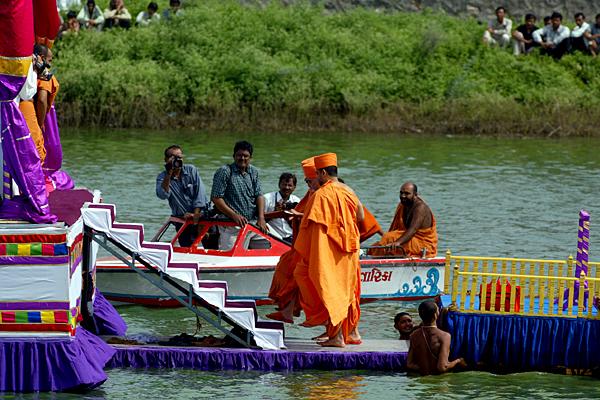 Swamishri arrives on the festival stage 