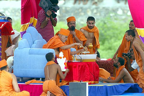 Swamishri performs rituals during the mahapuja of Thakorji