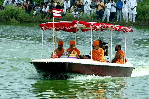 Swamishri and senior sadhus with Thakorji and Shri Ganeshji in a motorboat. Five artis and pradakshinas were performed