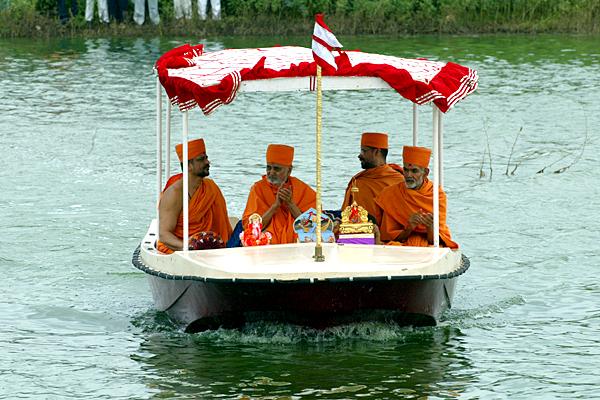 Swamishri and senior sadhus with Thakorji and Shri Ganeshji in a motorboat. Five artis and pradakshinas were performed