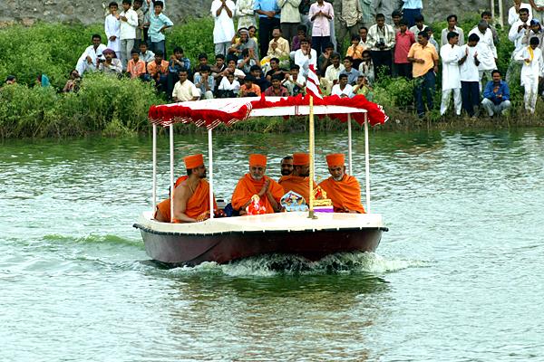 Pradakshina and arti of Thakorji were performed in the boat