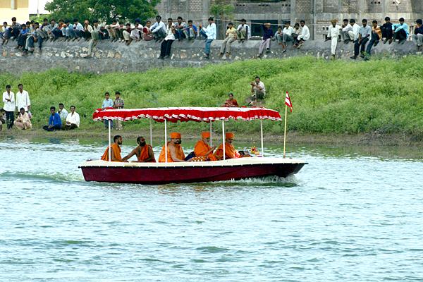 Pradakshina and arti of Thakorji were performed in the boat