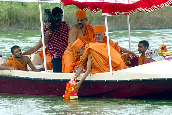 Shri Ganeshji is ritually immersed in the stream 	