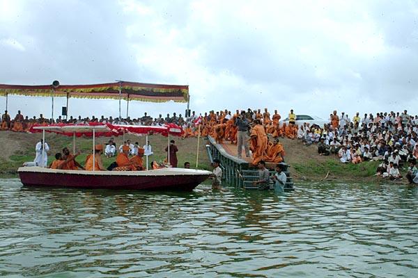 In conclusion, Swamishri comes to the pier