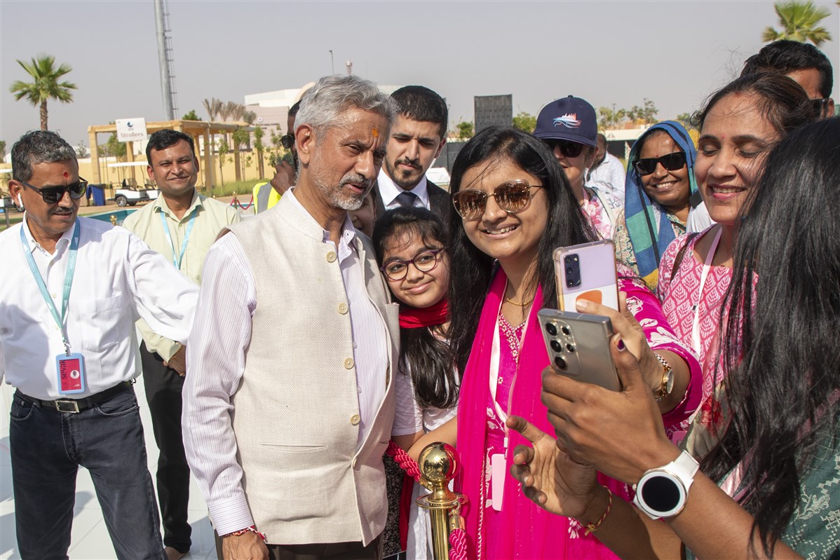 Dr. S Jaishankar stops for a selfie with the Indian diaspora