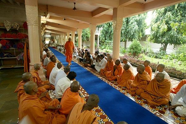 Sadhus sing bhajans during Swamishri's morning walk
