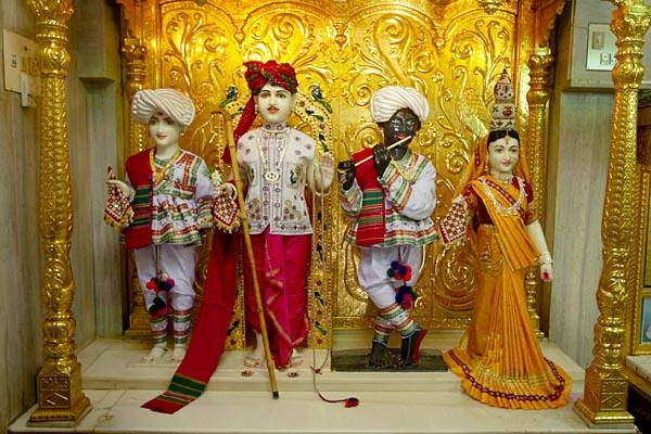 Shri Harikrishna Maharaj and Thakorji beautifully adorned in traditional rural wear