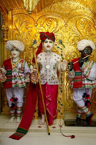 Shri Harikrishna Maharaj and Thakorji beautifully adorned in traditional rural wear