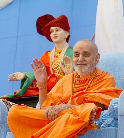 Swamishri happily discourses during a satsang assembly