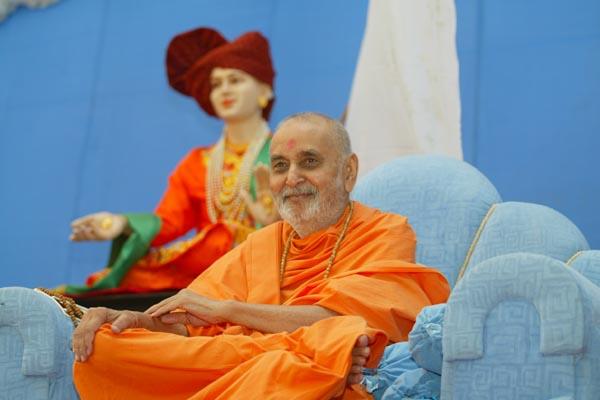Swamishri happily discourses during a satsang assembly