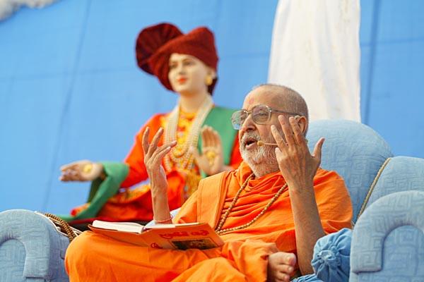 Swamishri sings the glory of Bhagwan Swaminarayan and Shastriji Maharaj during a satsang assembly