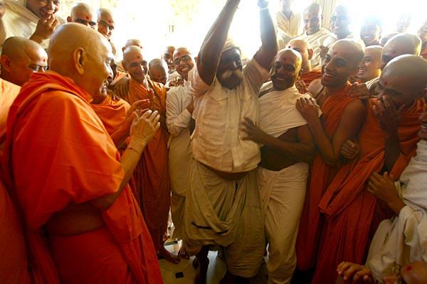 Shri Raghu Bharwad rejoices before Swamishri 