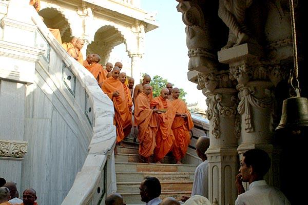 Descends mandir steps after Thakorji's darshan