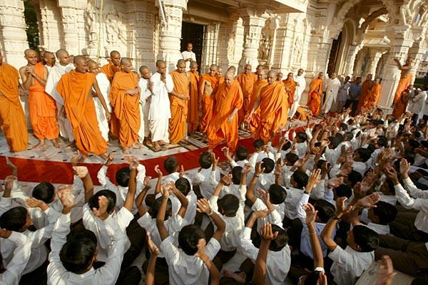 During Swamishri's pradakshina at the Smruti Mandir, students of Sarangpur Gurukul proclaim the jai-nad 