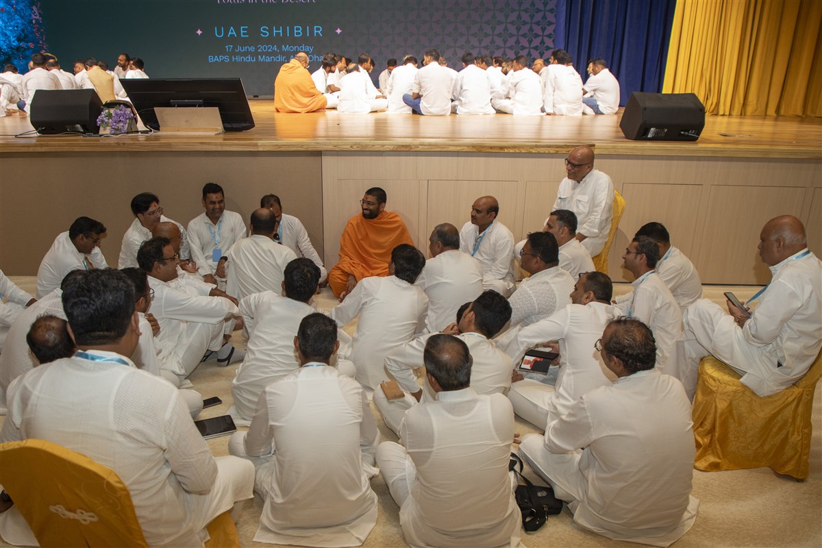 Swami Atmavatsaldas engaged in a group discussion on 'Understanding the Virtues of Satpurush'