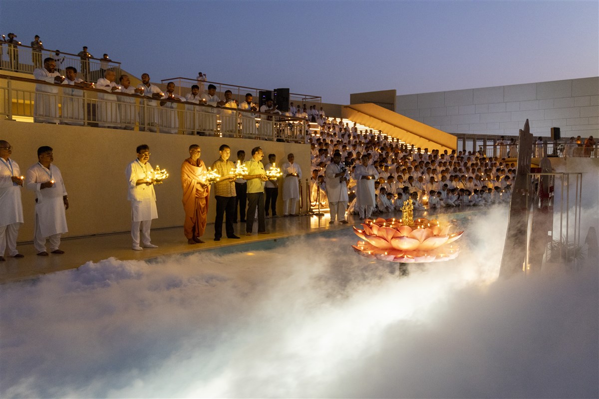 Swami Brahmaviharidas, HE Sanjay Sudhir - Ambassador of India to UAE, Chairman Ashok Kotecha, partake in the Ganga Arti