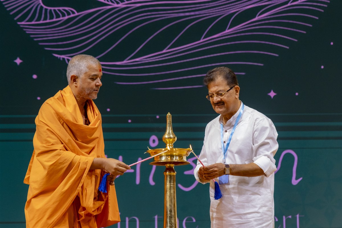 Swami Brahmaviharidas and Ashok Kotecha ignite the holy lamp to inaugurate the shibir