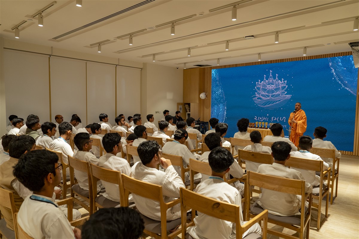 Swami Brahmaviharidas delivers an inspiring speech to the youth on the sustenance of satsang