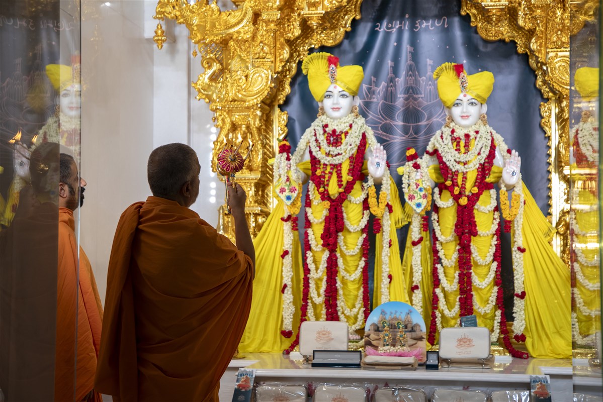 Swami Brahmaviharidas performs the morning arti