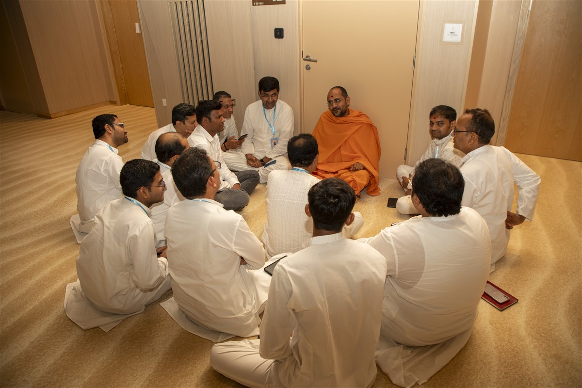 Swami Divyakirtandas engaged in a group discussion on 'Understanding the Virtues of Satpurush'