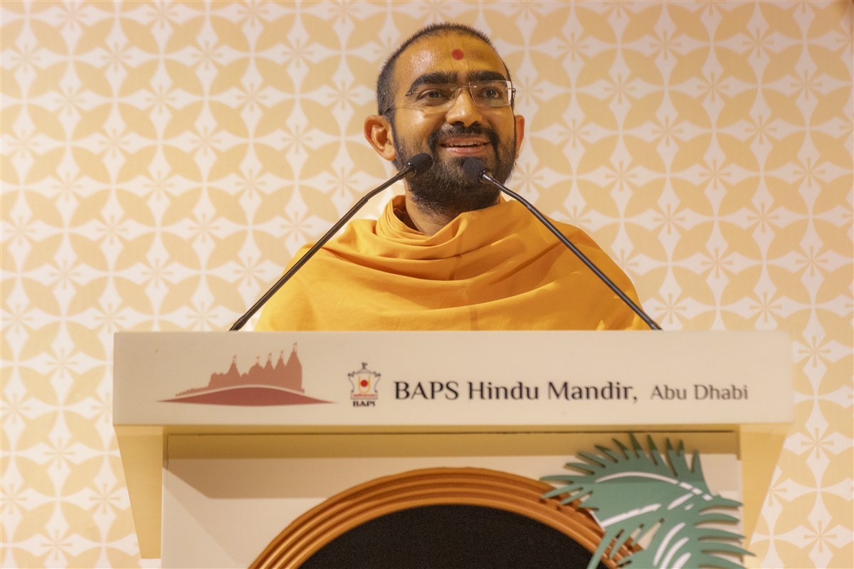 Swami Paramsankalpdas guides the devotees on 'Attending the Virtues of Satpurush'