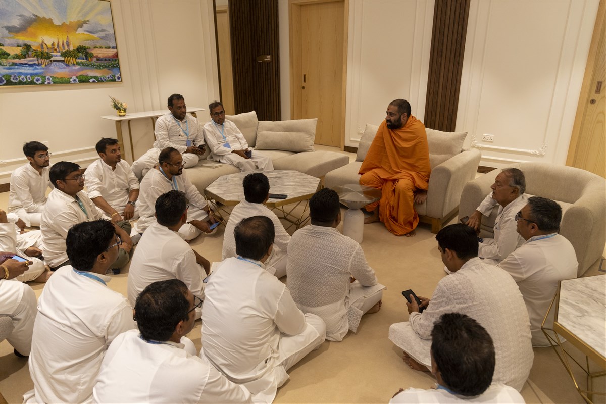 Swami Varniswaroopdas engaged in a group discussion on 'Understanding the Virtues of Satpurush'